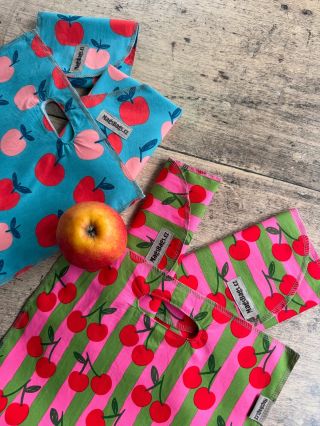 K třešním přibyly jablíčka. 🍒🍎 Na léto balíme svačiny stylově. 🙂 Kterou byste vybrali vy? #magsbags #venkovskystyl...