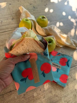🍎 Stylová a udržitelná svačina na každý den! 🍏 Náš MagsBags svačinový ubrousek s veselým jablkovým vzorem je ideální do...